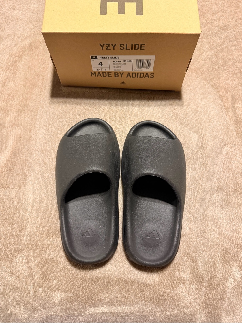 Adidas Yeezy slides onyx in a mens 4 ,fits womens 5.5